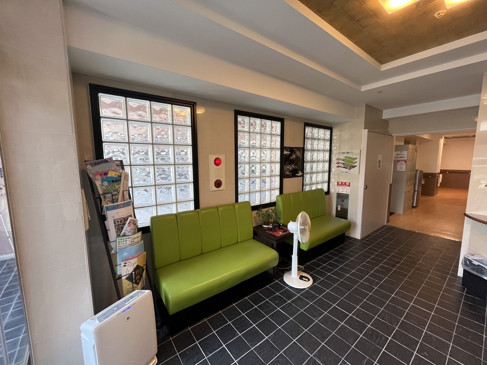 緑のソファがある待合スペース