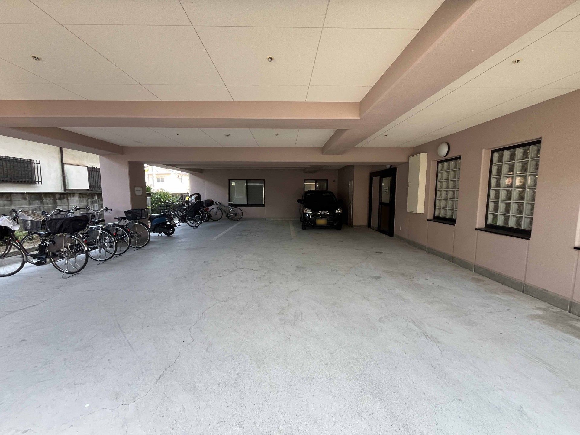 駐輪場と駐車場の様子