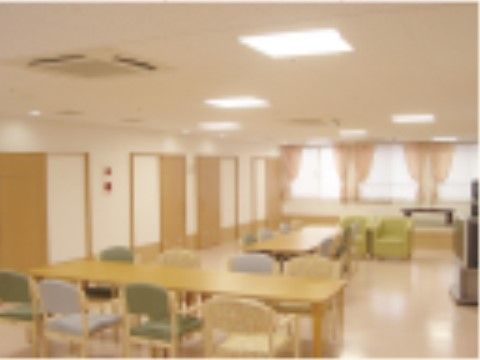 「ゼフィール白川」の食堂。お食事場所だけでなく、ご入居者様同士の交流の場にもなっている。