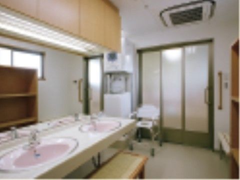 「ゼフィール白川」の脱衣所。ドライヤーや洗濯機などの設備も用意されている。