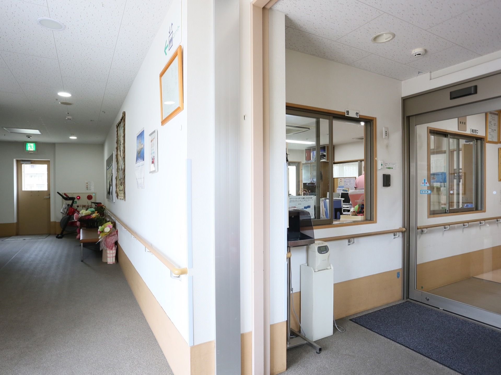 透明の自動ドアから入るとすぐに事務室がある。受付と書かれたプレートが上に設置され、スタッフに声をかけることができる。