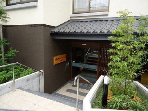 和のテイストの建物のエントランス