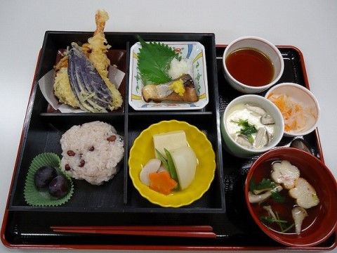 天ぷらの盛り合わせと焼き魚、赤飯と茶碗蒸しが付いたセット