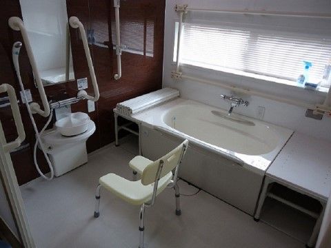 「メディカルケアホーム与野中央」の一般浴。シャワーチェアや手すりを設置しているので、気持ちよく入浴ができる。