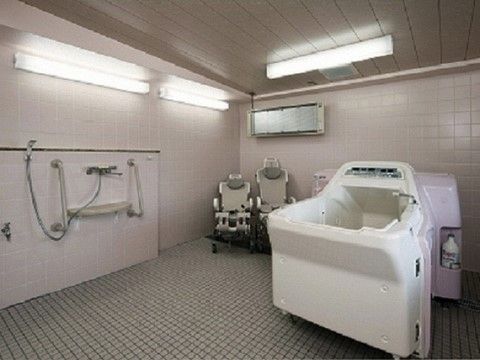 「メディカルケアホーム与野中央」の機械浴。寝たきりの方や、お一人での入浴が難しい方には、スタッフが付いて、入浴できる。