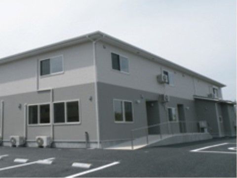 まごころの家 土浦上高津の外観。玄関先は車いすを乗った状態でも乗り入れ可能なバリアフリー仕様になっている。