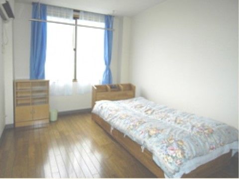 まごころの家 土浦上高津の居室。介護用ベッドやエアコンが完備されている。