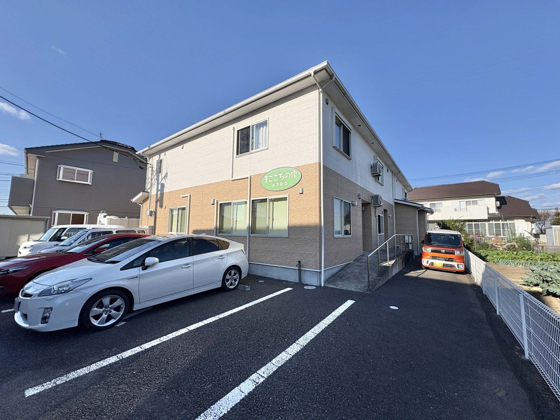 駐車場のある建物外観