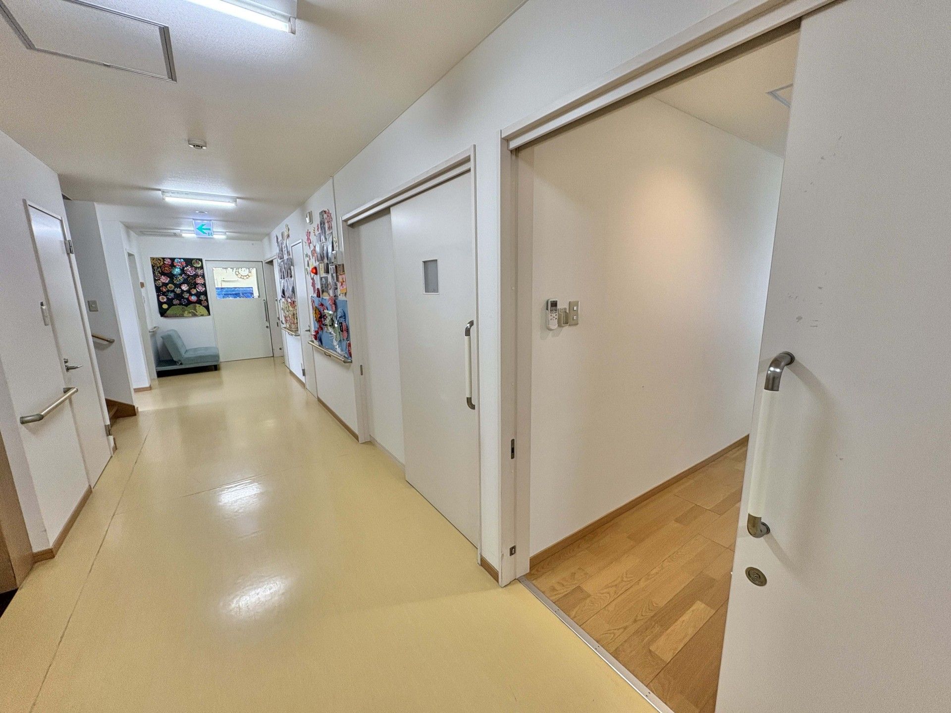 明るい廊下と扉