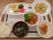 まごころの家 日立北の食事。トレイにご飯、味噌汁、おかずがのってる。