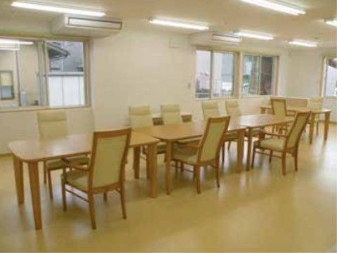 まごころの家 日立北のリビング。広いリビングにイスとテーブルが置かれている。