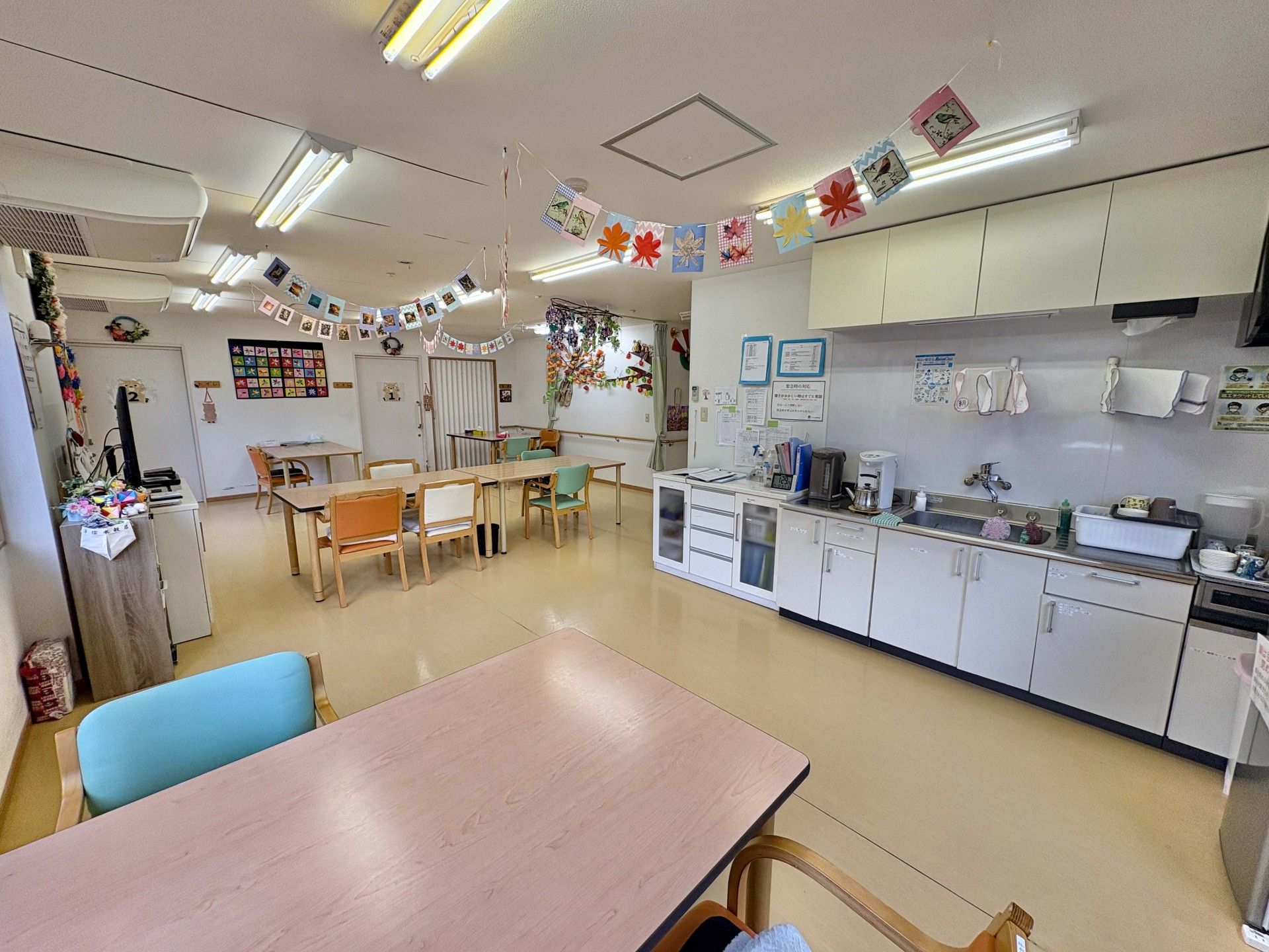 まごころの家 日立北の食事。トレイにご飯、味噌汁、おかずがのってる。