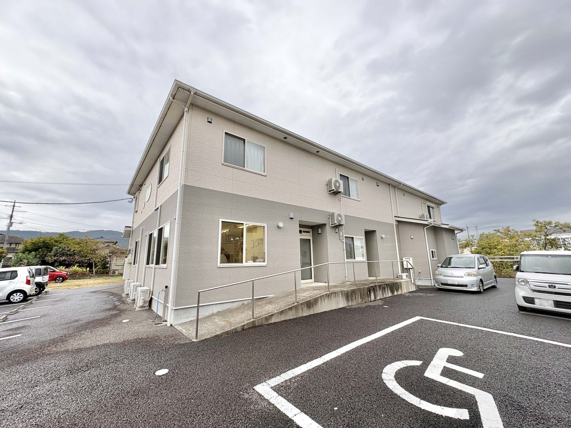 まごころの家 日立北の外観。２階建ての施設。