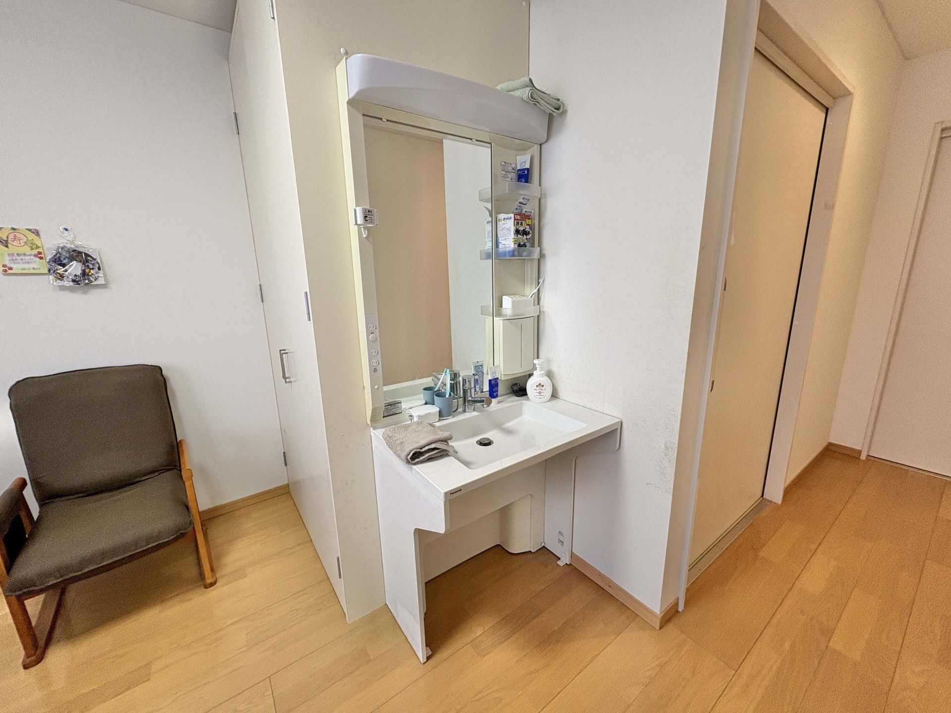 洗面台と椅子のある部屋
