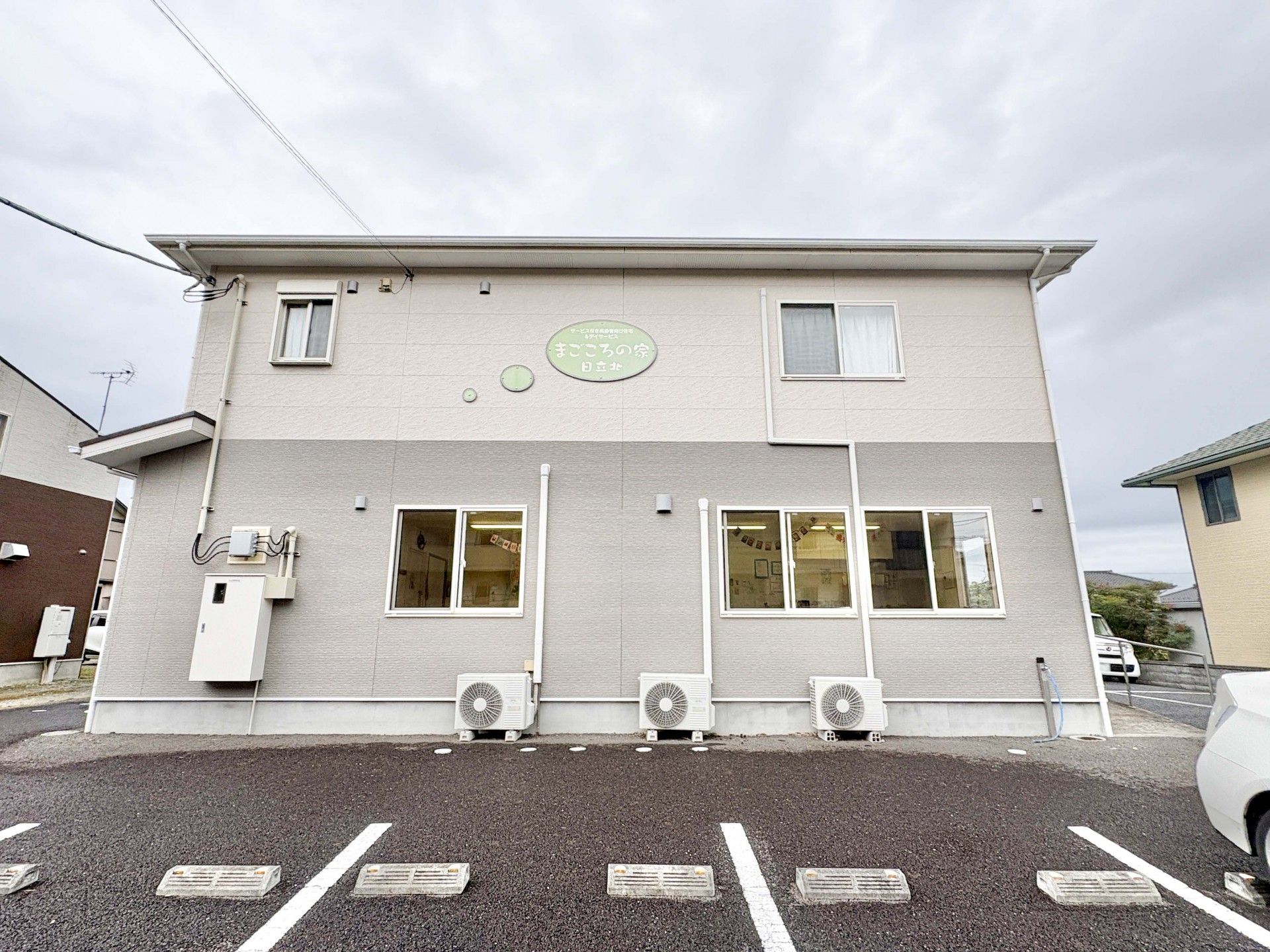 駐車場のある建物外観