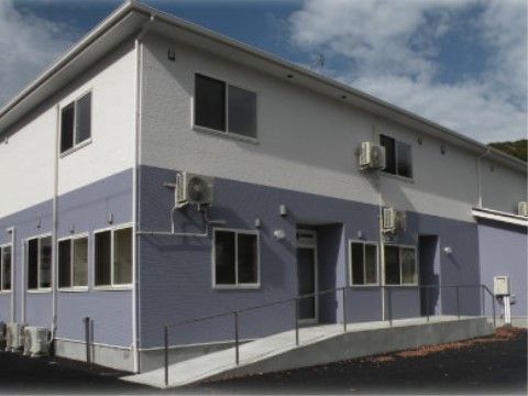 まごころの家 小名浜の外観。２階建ての施設。
