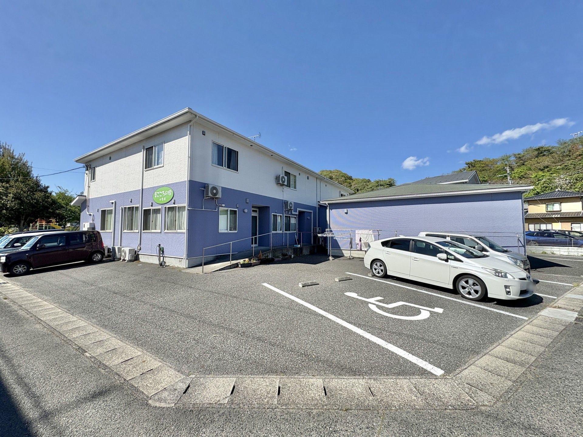 駐車場のある建物外観