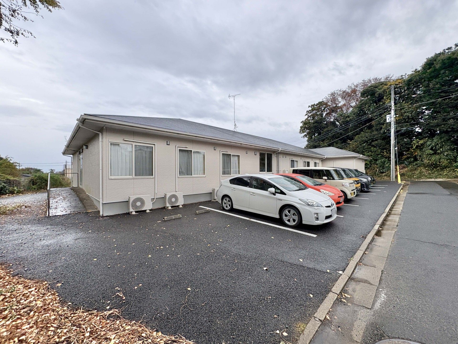 駐車場のある建物外観