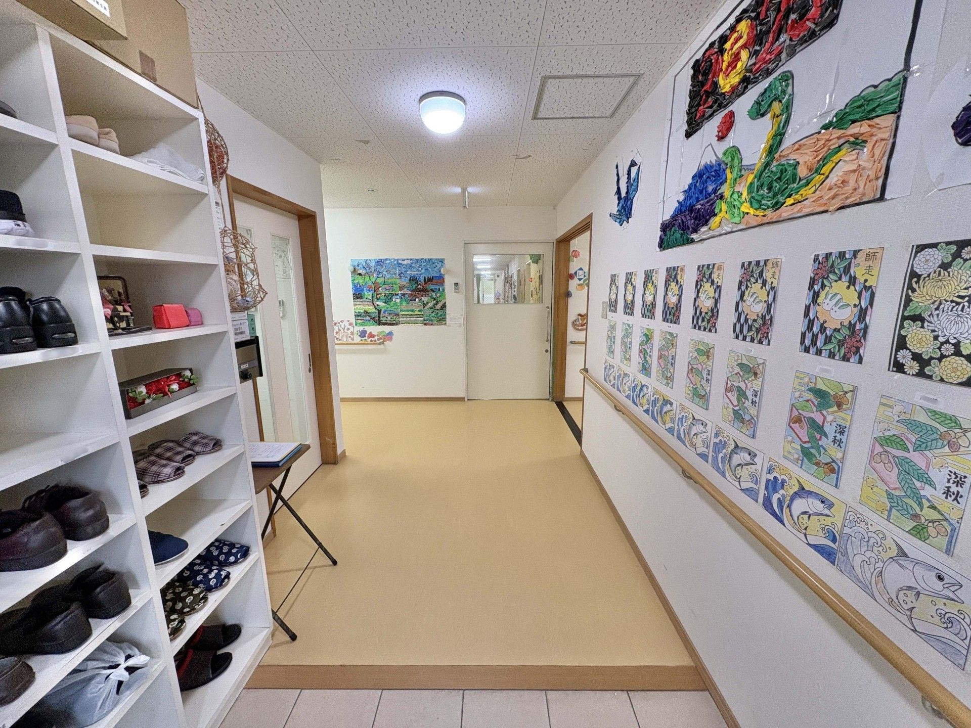 手作り作品が並ぶ廊下