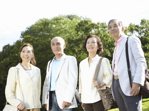高齢者４人が並んでいる。