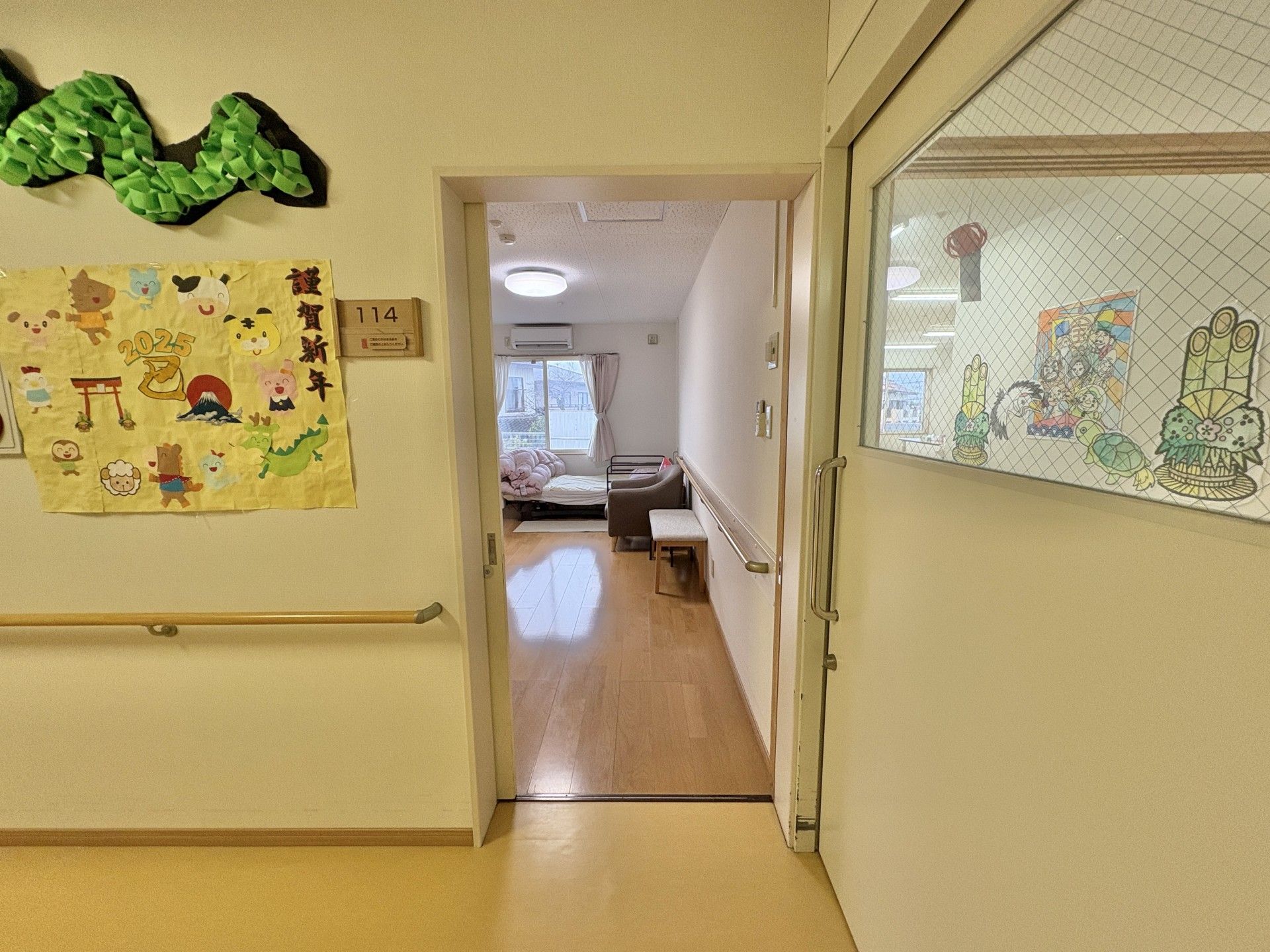 明るい居室の入口