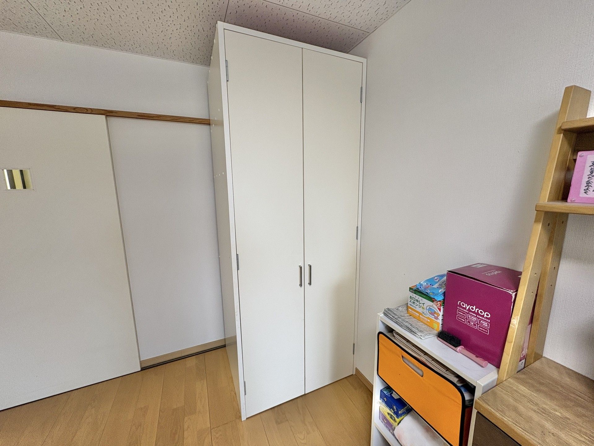 収納棚と整理棚の一角