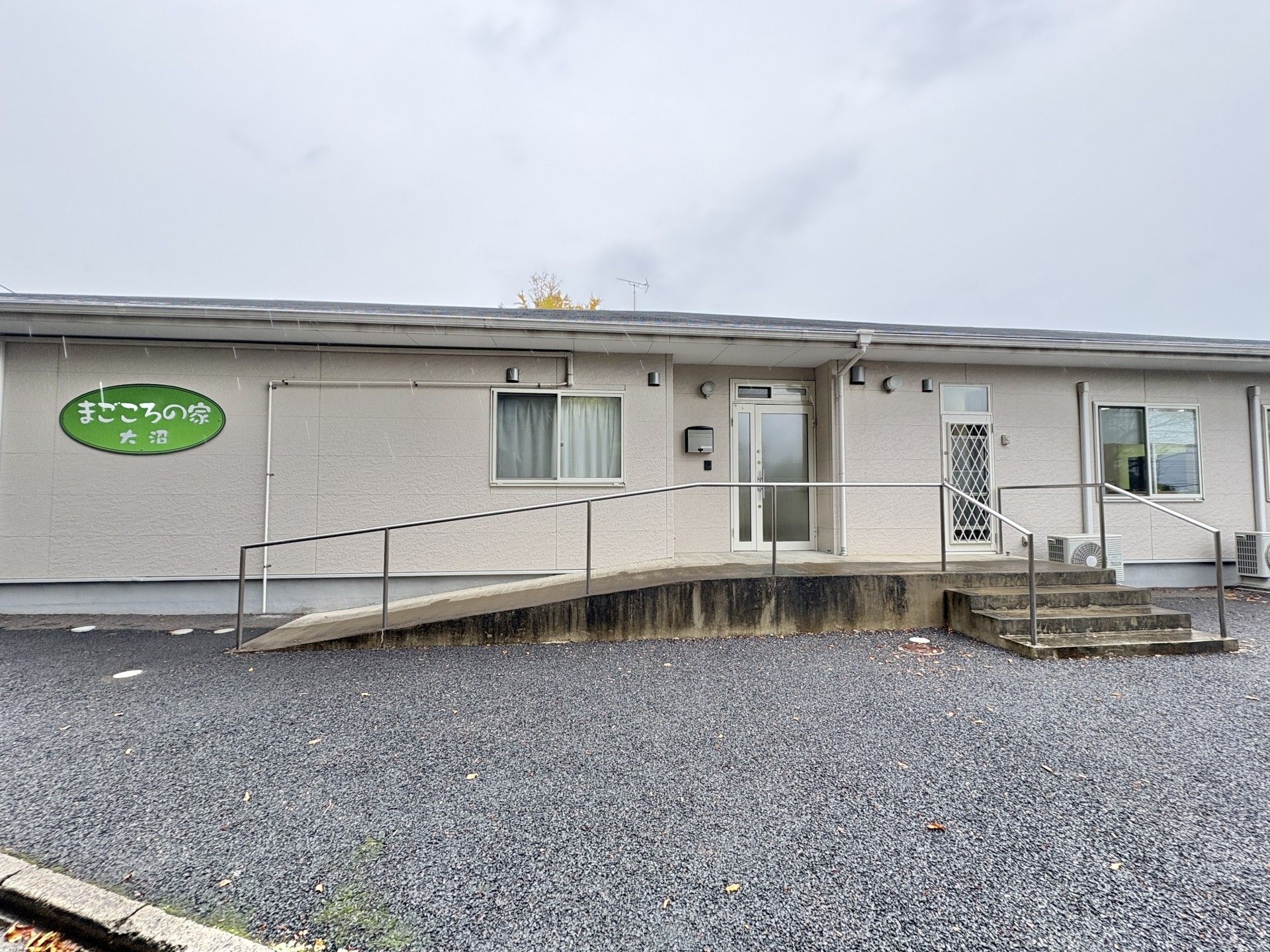 スロープ付きの建物入口