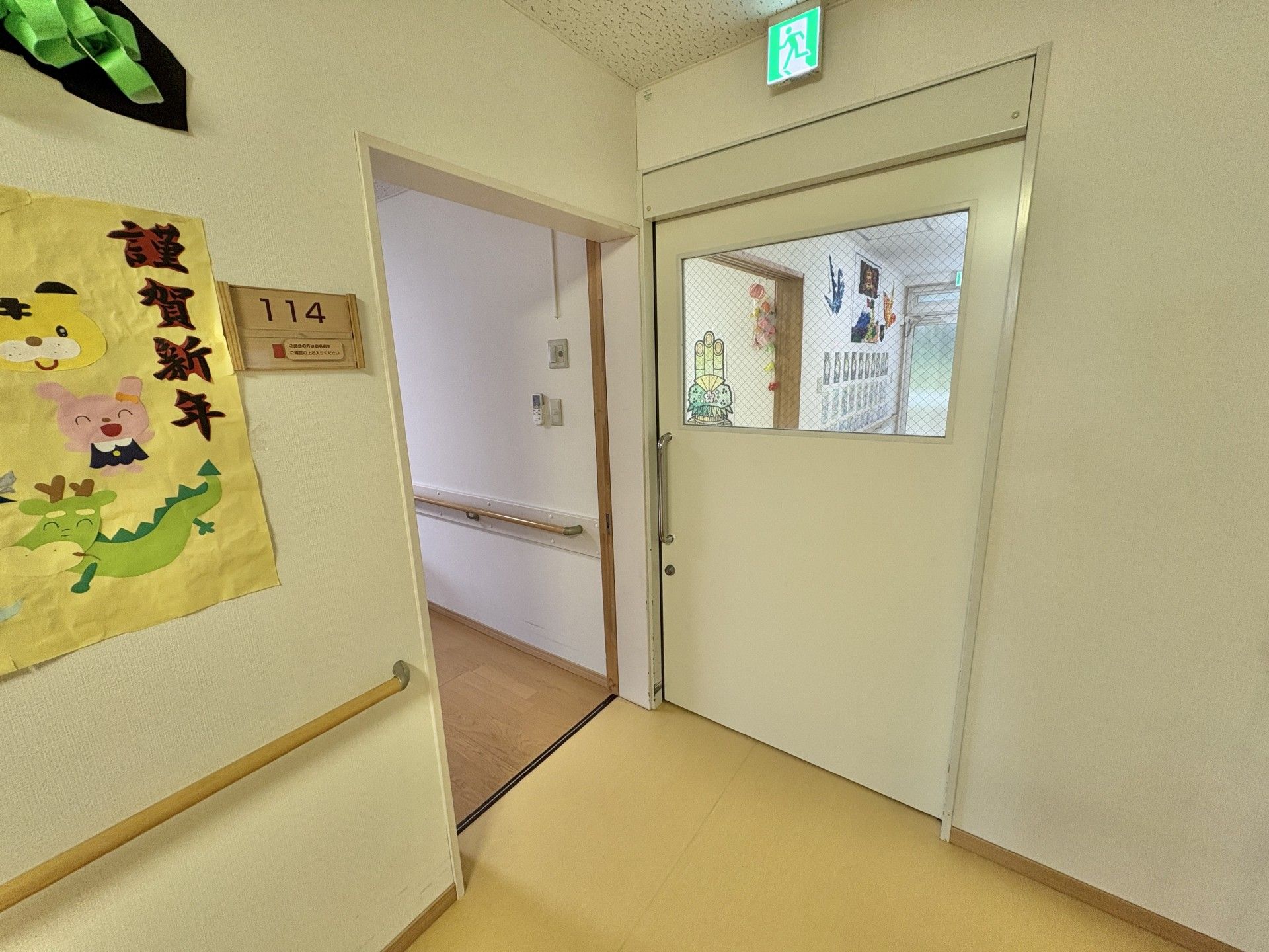 明るい廊下の出入口