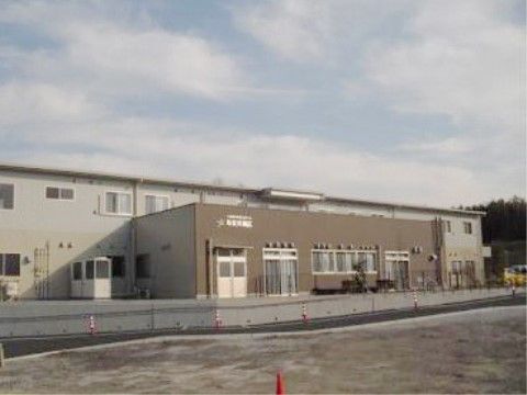 長方形の２階建と１階のみの建物が前後に並んだつくりの施設である。入口の前面には、整備された平らな広場がある。