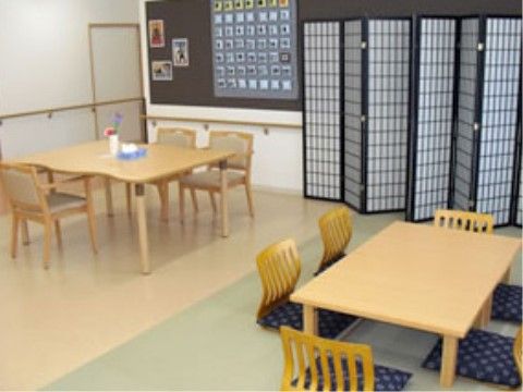 共有スペースの一角に、お座敷風の席がある。座布団付きの座椅子が低い長方形のテーブルに並べてある。衝立を利用することもできる。