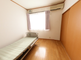 明るい介護施設の居室風景