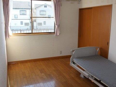 居室は個室になっており、プライバシーが守られた広々としたスペースである。プライベートな時間を楽しむことができる空間である。