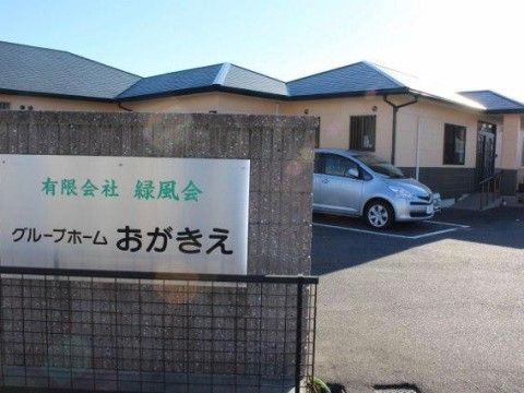 施設名の看板を敷地入口の門に取り付けている。シルバーの看板で目に付きやすく、わかりやすく表示をしている。