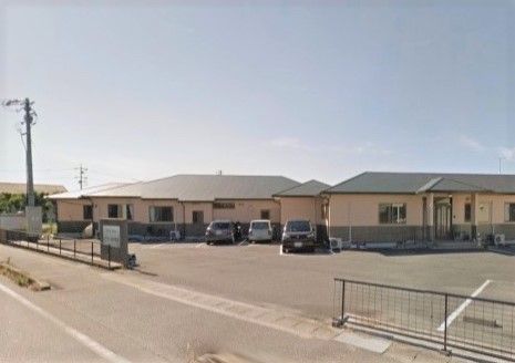 広々とした敷地がある施設になっており、大きな駐車場を備えている。玄関前のスペースには屋根があり、雨の日も安心である。