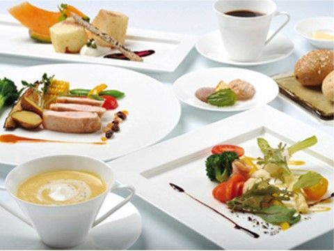 肉料理やサラダなどが並び、パンにスープ、コーヒーも添えられた食事例