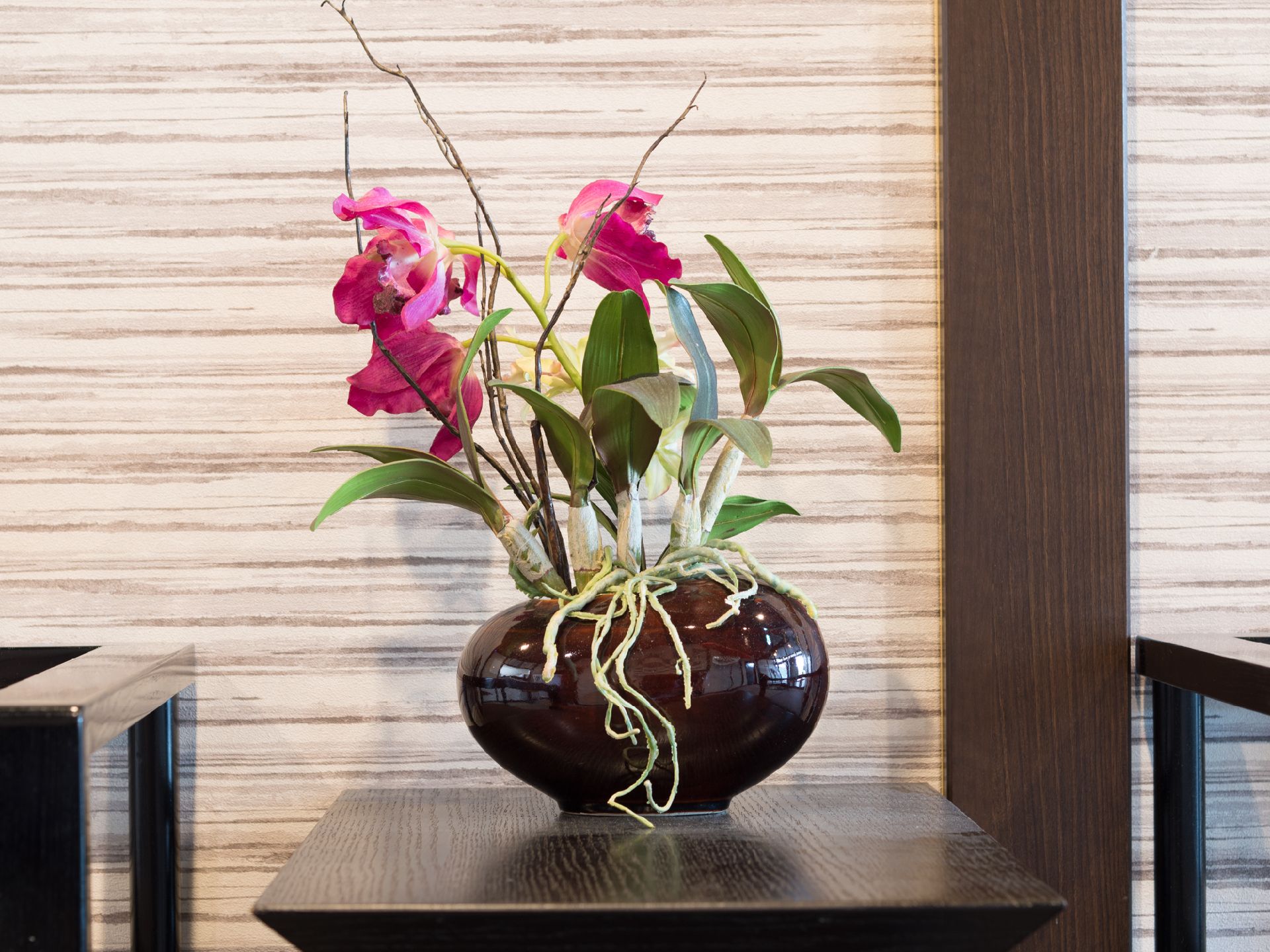 エントランスホールにはお客様や入居者をもてなすために、造花ではなく生花をいけた陶器などが飾られている。
