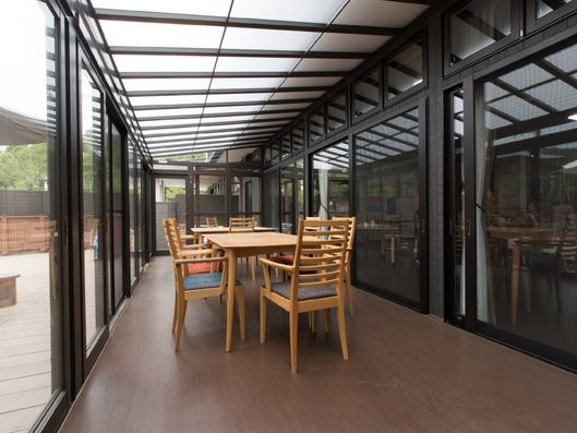 テーブルセットがあるデッキ