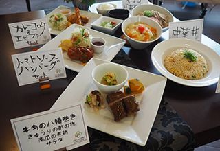 中華丼やトマトソースハンバーグと海老フライやコロッケ
