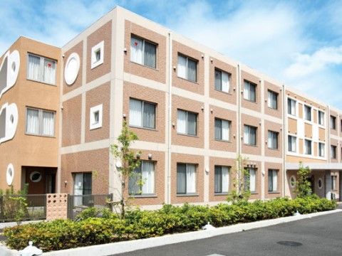 「クレア城ノ内」の施設外観。３階建ての、白とベージュのお洒落な外観が施設の目印。