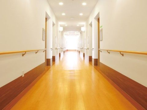 「クレア城ノ内」の廊下。広々した廊下は、車椅子同士がすれ違える十分なスペースを確保。