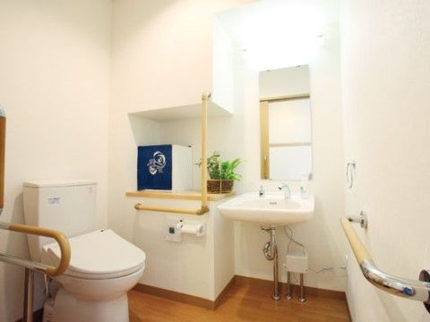 「クレア城ノ内」のトイレ。バリアフリー設計で、ご入居者様の移動をサポートする。