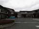 静かな場所にある介護施設外観