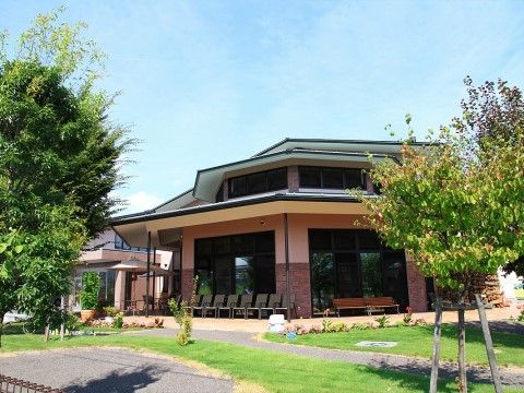 老人ホームとは思えないような、モダンなデザインの建物である。敷地内には緑があふれており、天気が良い日には散策を楽しむこともできる。