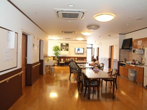 リビングの家具は木製のものでそろえられており、温かみが感じられる。キッチンが設置されているため、簡単な調理ができる。