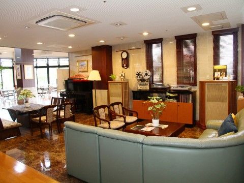 ソファーや椅子が用意されており、各テーブルには観葉植物が飾られている。入居者様同士やご家族との歓談に使用することができる。