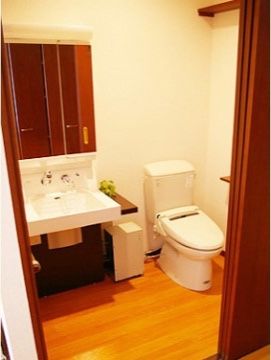 各居室にはトイレが設置されている。車椅子をご利用の方も使用しやすいように、広いスペースがとられている。