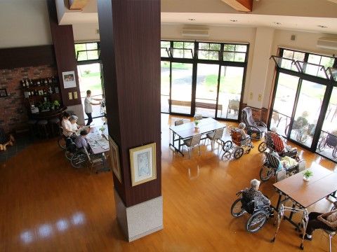 入居者様が歓談を楽しむことができるスペースである。通路が広いので、車椅子でも楽に移動することができる。