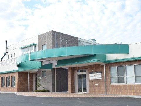 レンガ調の茶色と自然な緑色の組み合わせにより近代的な外観となっている。また段差もなく車椅子をご利用の方でも不自由なく出入りすることが可能。