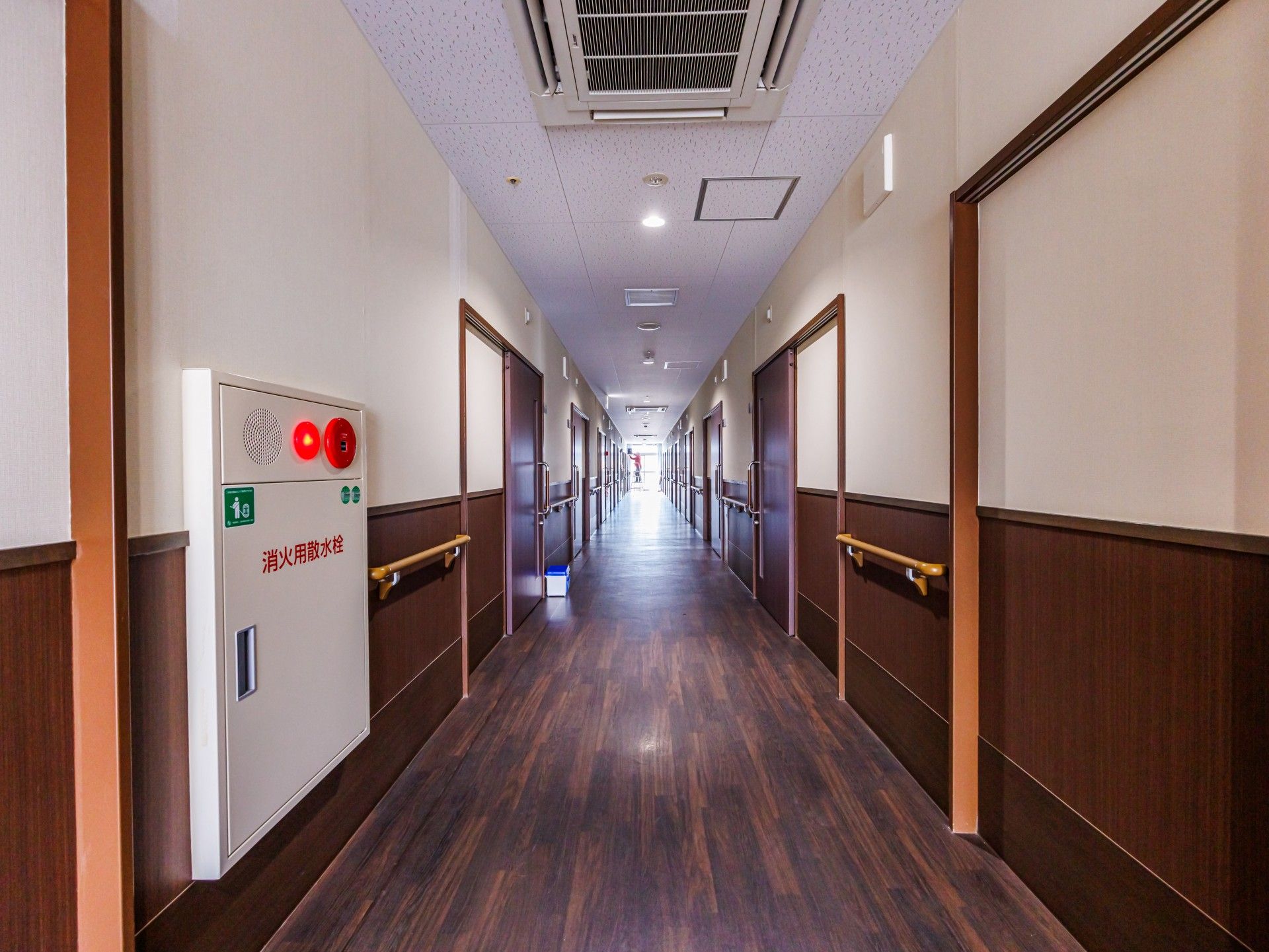 長い廊下と手すり