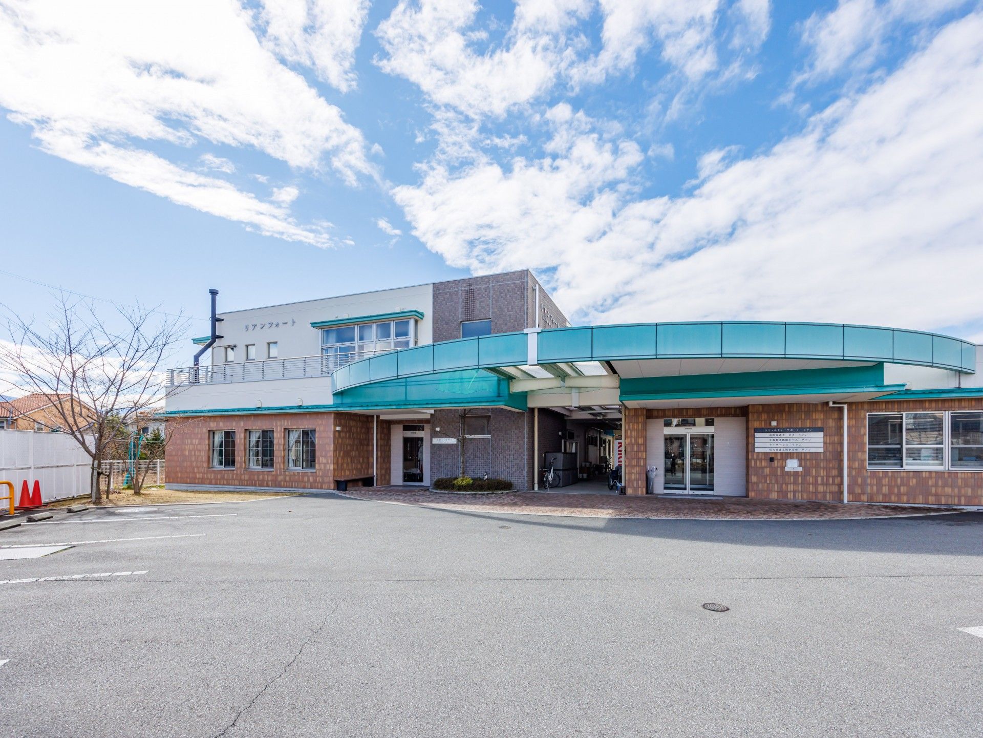 広い駐車場のある建物